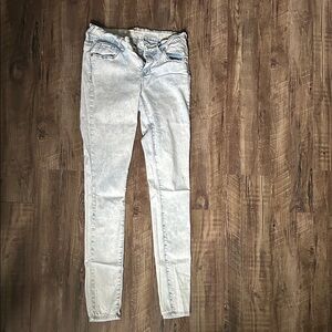 Bullhead Women's Light Wash Skinny Jeans